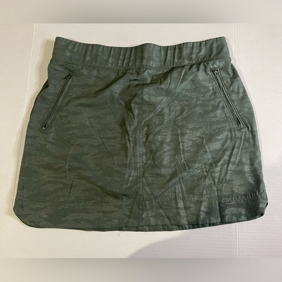 Orvis Pants - ORVIS army green camo skort. Size M, NWOT.